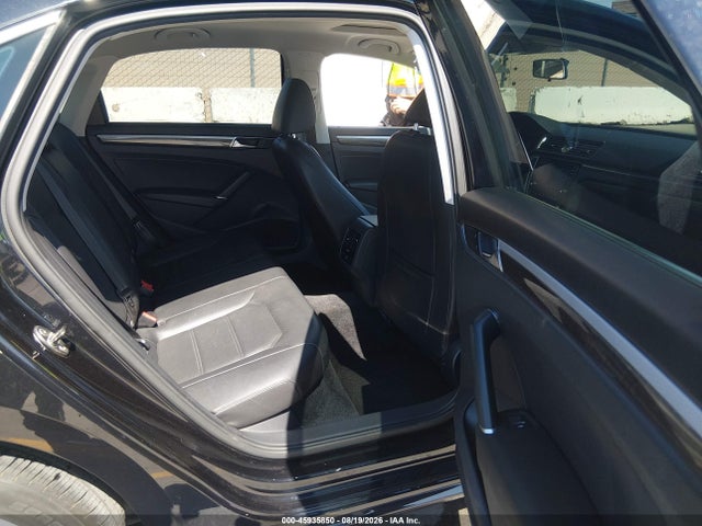 1VWBT7A39HC017887 Volkswagen Passat 1.8t Se