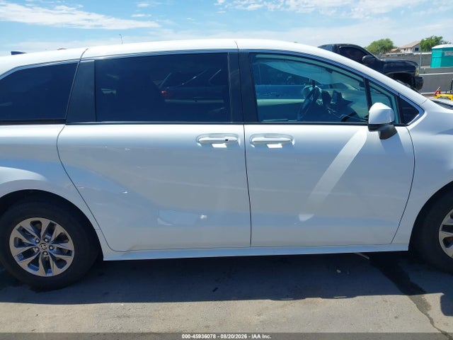 Toyota SIENNA LE 2023 5TDKRKEC5PS177731 Image 13