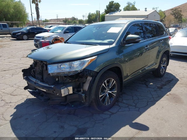 Toyota Highlander Le Plus 2018 5TDBZRFH6JS864243 Image 2