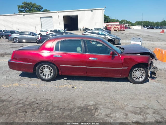 Продажа на аукционе авто 2001 Lincoln Town Car Signature, vin: 1LNHM82W91Y607469, номер лота: 45938742