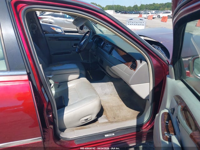 Продажа на аукционе авто 2001 Lincoln Town Car Signature, vin: 1LNHM82W91Y607469, номер лота: 45938742