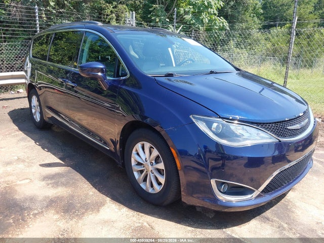 Auction sale of the 2017 Chrysler Pacifica Touring-l, vin: 2C4RC1BGXHR729719, lot number: 45939264