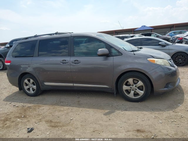 2013 Toyota Sienna Le V6 8 Passenger მანქანა იყიდება აუქციონზე, vin: 5TDKK3DC1DS328751, აუქციონის ნომერი: 45940081