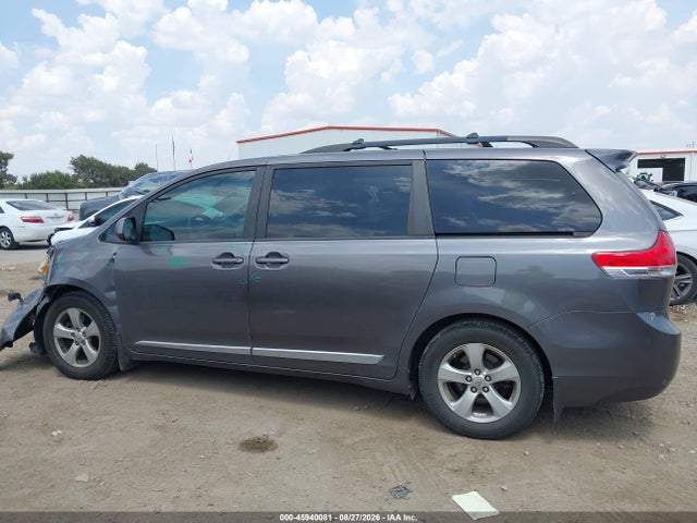2013 Toyota Sienna Le V6 8 Passenger მანქანა იყიდება აუქციონზე, vin: 5TDKK3DC1DS328751, აუქციონის ნომერი: 45940081