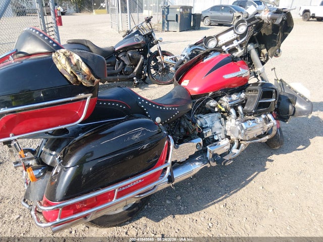 45940565 :رقم المزاد ، 1HFSC4116XA000125 vin ، 1999 Honda Gl1500 Cf مزاد بيع
