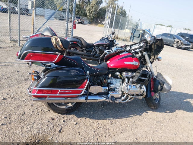 45940565 :رقم المزاد ، 1HFSC4116XA000125 vin ، 1999 Honda Gl1500 Cf مزاد بيع