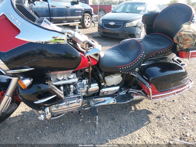 45940565 :رقم المزاد ، 1HFSC4116XA000125 vin ، 1999 Honda Gl1500 Cf مزاد بيع