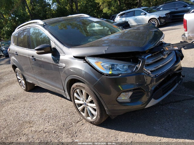 45941692 :رقم المزاد ، 1FMCU0J95JUB82556 vin ، 2018 Ford Escape Titanium مزاد بيع