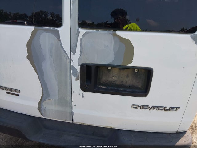 45941775 :رقم المزاد ، 1GAHG39U851263675 vin ، 2005 Chevrolet Express Passenger مزاد بيع