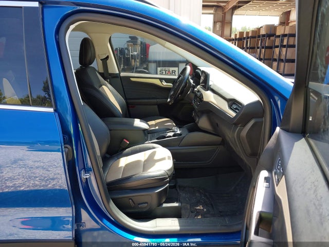 1FMCU9J99NUA80395 Ford Escape Titanium