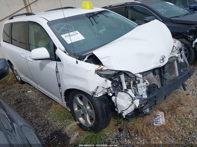 2014 Toyota Sienna Le V6 7 Passenger Auto Access Seat მანქანა იყიდება აუქციონზე, vin: 5TDKK3DC6ES454184, აუქციონის ნომერი: 45942319