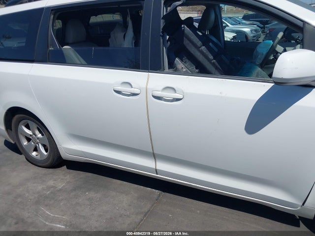 2014 Toyota Sienna Le V6 7 Passenger Auto Access Seat მანქანა იყიდება აუქციონზე, vin: 5TDKK3DC6ES454184, აუქციონის ნომერი: 45942319