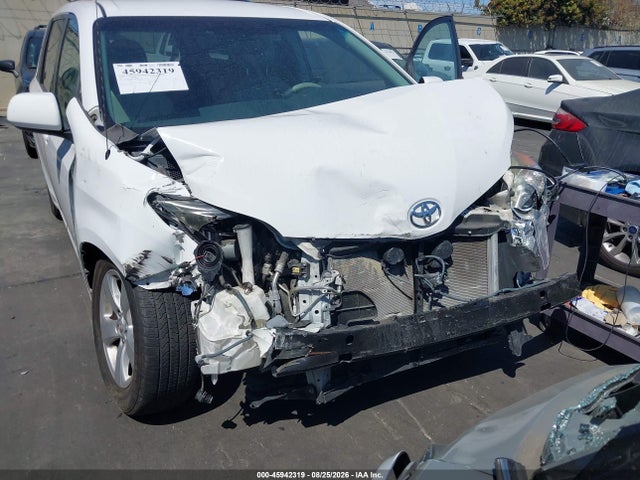 2014 Toyota Sienna Le V6 7 Passenger Auto Access Seat მანქანა იყიდება აუქციონზე, vin: 5TDKK3DC6ES454184, აუქციონის ნომერი: 45942319