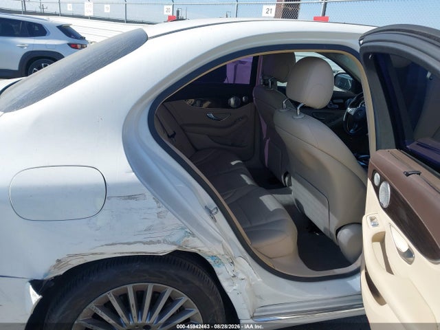 2015 Mercedes-benz C 300 Luxury 4matic მანქანა იყიდება აუქციონზე, vin: 55SWF4KB3FU017575, აუქციონის ნომერი: 45942463