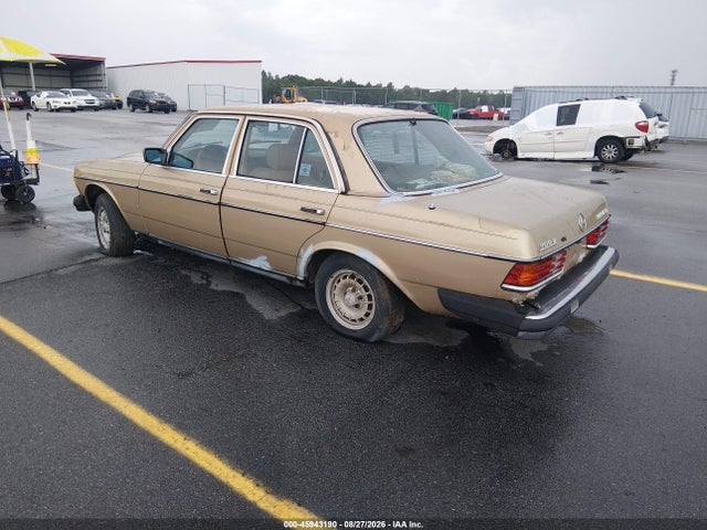 45943190 :رقم المزاد ، WDBAB33A5EA143286 vin ، 1984 Mercedes-benz 300 Dt مزاد بيع