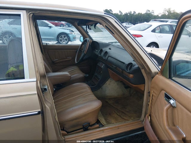 45943190 :رقم المزاد ، WDBAB33A5EA143286 vin ، 1984 Mercedes-benz 300 Dt مزاد بيع