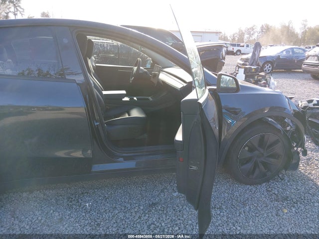Tesla Model Y Long Range Dual Motor All-wheel Drive 2024 7SAYGDEE2RF177614 Image 5