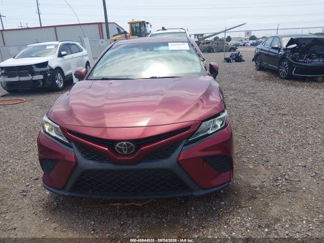 2018 Toyota Camry Se მანქანა იყიდება აუქციონზე, vin: 4T1B11HKXJU542777, აუქციონის ნომერი: 45944535