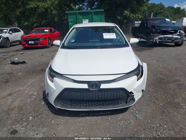 45946210 :رقم المزاد ، JTDEPMAE0NJ193772 vin ، 2022 Toyota Corolla Le مزاد بيع