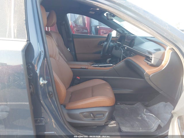 JTDACAAJ2S3014637 Toyota Crown Signia Limited