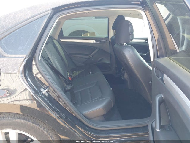 1VWLA7A37KC004718 Volkswagen Passat 2.0t Wolfsburg Edition