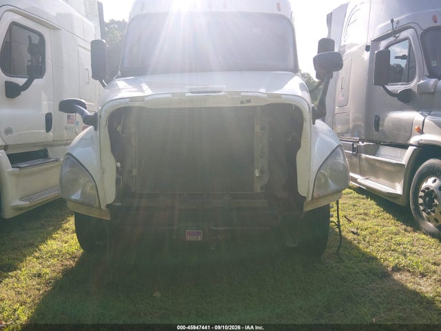 2015 Freightliner Cascadia 125 მანქანა იყიდება აუქციონზე, vin: 3AKJGLD58FSGA7998, აუქციონის ნომერი: 45947441