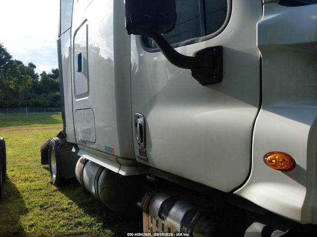 2015 Freightliner Cascadia 125 მანქანა იყიდება აუქციონზე, vin: 3AKJGLD58FSGA7998, აუქციონის ნომერი: 45947441