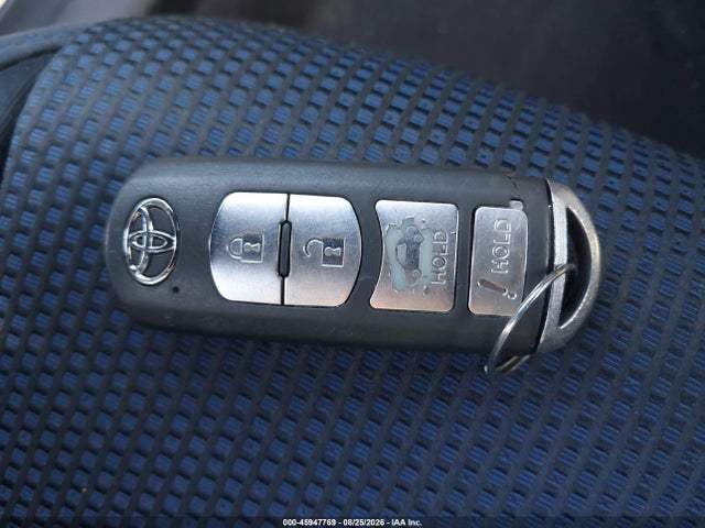 45947769 :رقم المزاد ، 3MYDLBYV6HY185288 vin ، 2017 Toyota Yaris Ia مزاد بيع