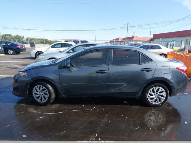45947973 :رقم المزاد ، 5YFBURHE8HP729561 vin ، 2017 Toyota Corolla Le مزاد بيع