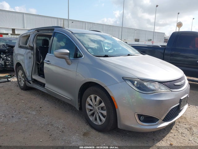 Продажа на аукционе авто 2017 Chrysler Pacifica Touring-l, vin: 2C4RC1BG1HR590807, номер лота: 45948639