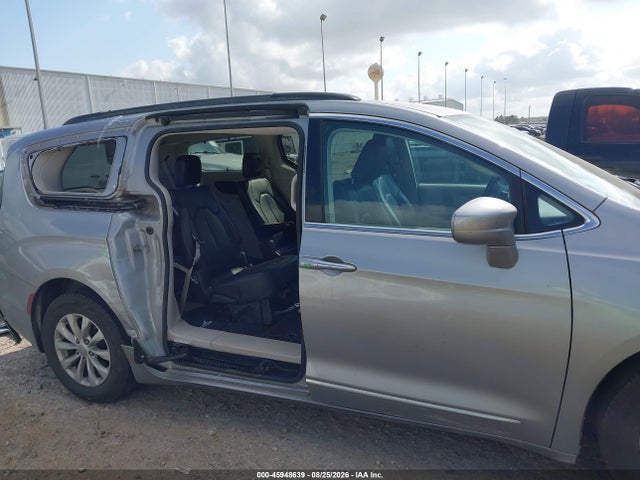 2017 Chrysler Pacifica Touring-l მანქანა იყიდება აუქციონზე, vin: 2C4RC1BG1HR590807, აუქციონის ნომერი: 45948639