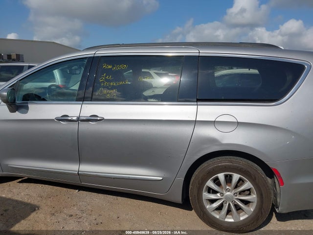 2017 Chrysler Pacifica Touring-l მანქანა იყიდება აუქციონზე, vin: 2C4RC1BG1HR590807, აუქციონის ნომერი: 45948639