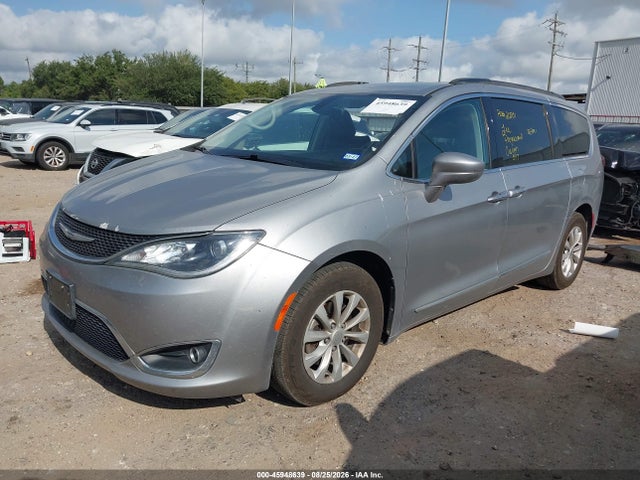 2017 Chrysler Pacifica Touring-l მანქანა იყიდება აუქციონზე, vin: 2C4RC1BG1HR590807, აუქციონის ნომერი: 45948639
