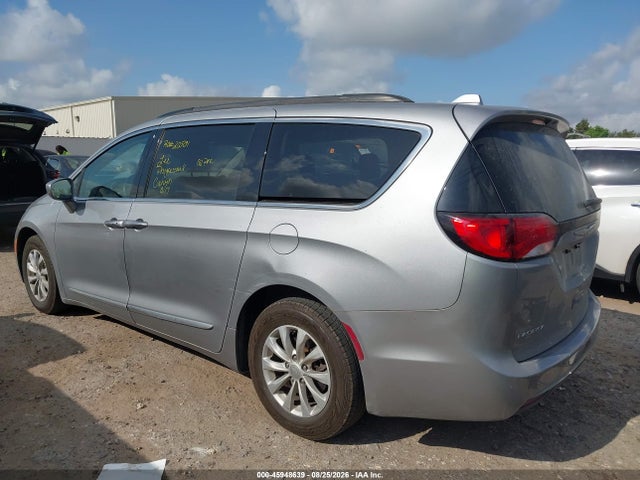 2017 Chrysler Pacifica Touring-l მანქანა იყიდება აუქციონზე, vin: 2C4RC1BG1HR590807, აუქციონის ნომერი: 45948639