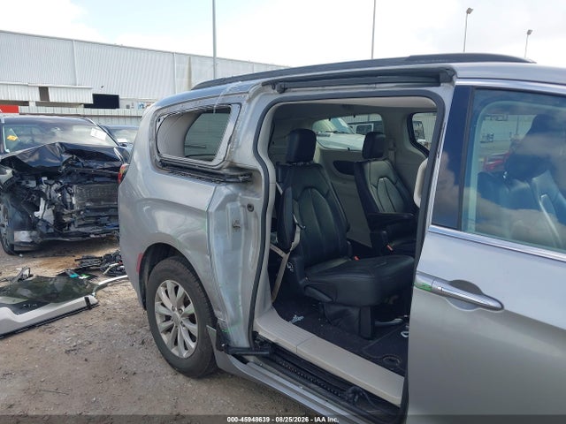 2017 Chrysler Pacifica Touring-l მანქანა იყიდება აუქციონზე, vin: 2C4RC1BG1HR590807, აუქციონის ნომერი: 45948639