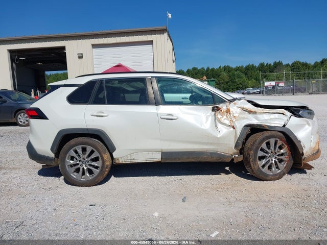 Продажа на аукционе авто 2021 Toyota Rav4 Xle Premium, vin: 2T3C1RFV5MW106222, номер лота: 45949059
