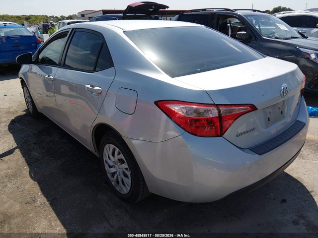 Toyota COROLLA LE 2018 5YFBURHE8JP851715 Image 3