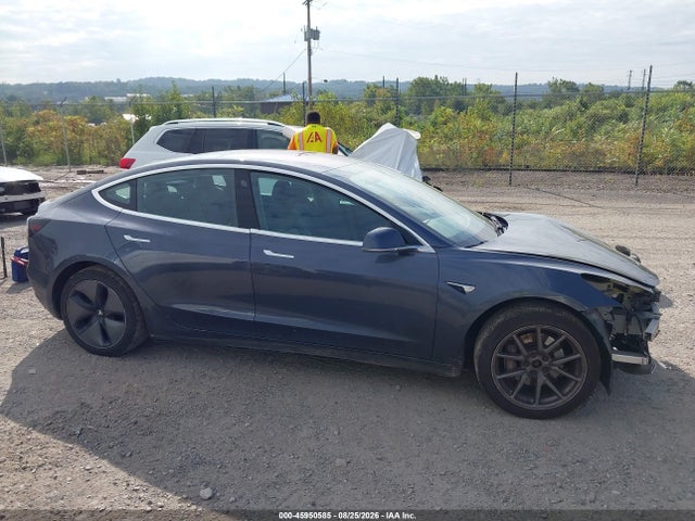 45950585 :رقم المزاد ، 5YJ3E1EB7JF129080 vin ، 2018 Tesla Model 3 Long Range/performance مزاد بيع