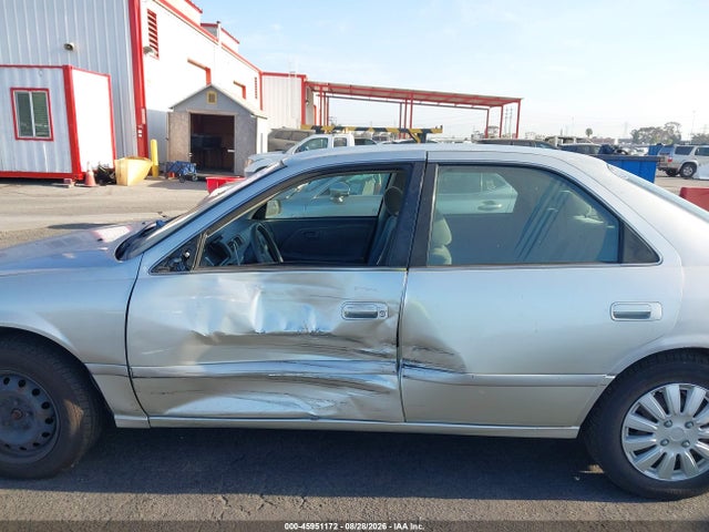 45951172 :رقم المزاد ، JT2BG22K5Y0527762 vin ، 2000 Toyota Camry Le مزاد بيع