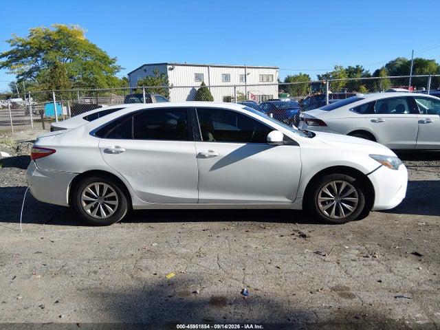 45951854 :رقم المزاد ، 4T4BF1FK6FR506117 vin ، 2015 Toyota Camry Le مزاد بيع