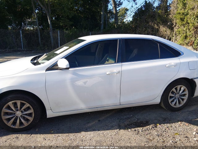 45951854 :رقم المزاد ، 4T4BF1FK6FR506117 vin ، 2015 Toyota Camry Le مزاد بيع
