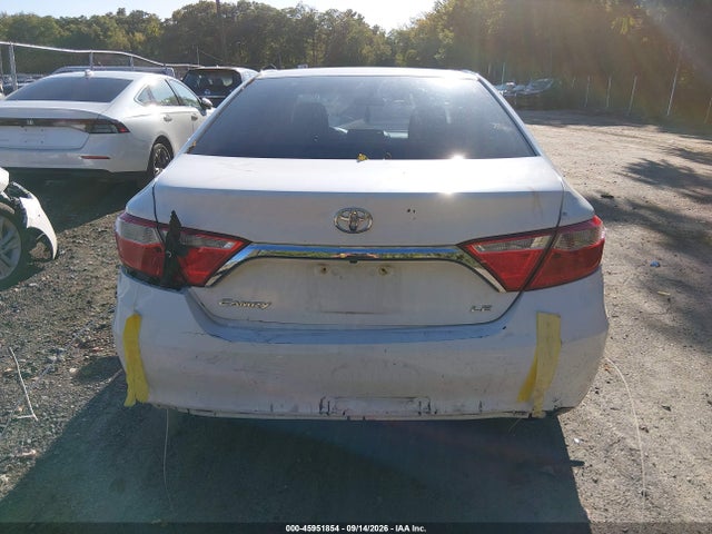 45951854 :رقم المزاد ، 4T4BF1FK6FR506117 vin ، 2015 Toyota Camry Le مزاد بيع
