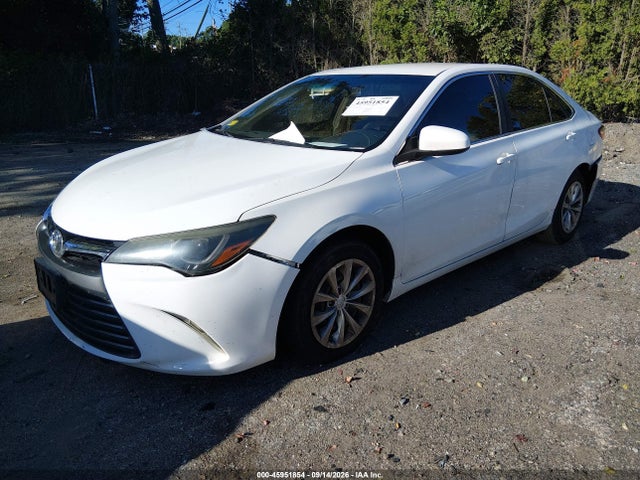 45951854 :رقم المزاد ، 4T4BF1FK6FR506117 vin ، 2015 Toyota Camry Le مزاد بيع