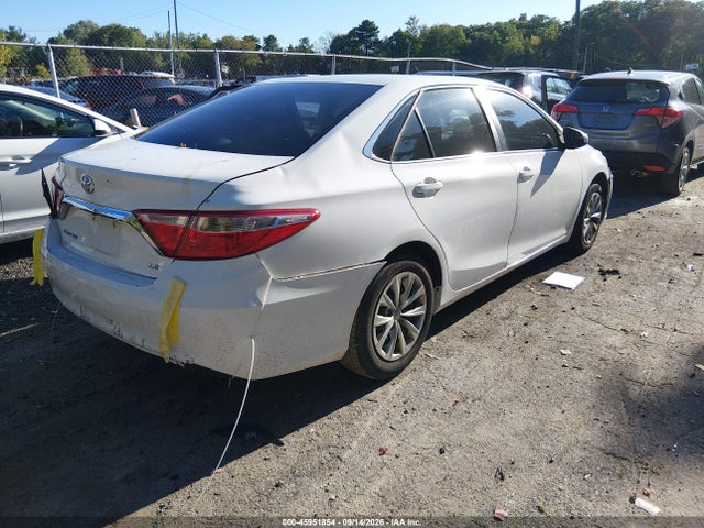 45951854 :رقم المزاد ، 4T4BF1FK6FR506117 vin ، 2015 Toyota Camry Le مزاد بيع