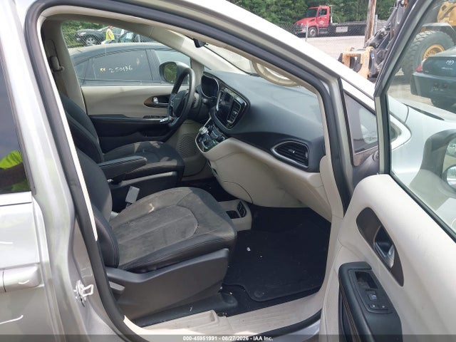 45951991 :رقم المزاد ، 2C4RC1DG6HR512973 vin ، 2017 Chrysler Pacifica Touring مزاد بيع