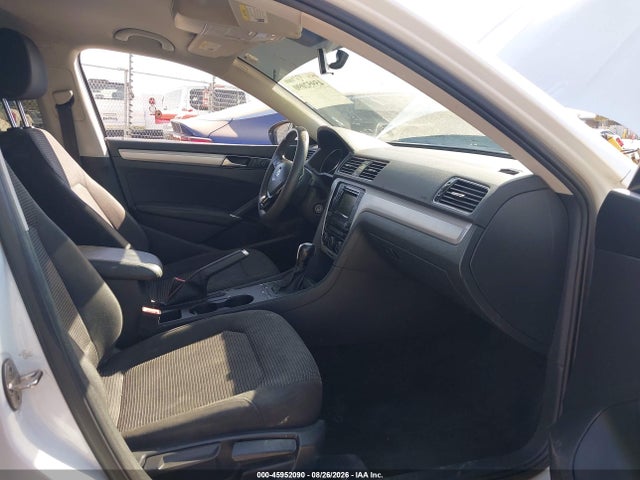 1VWAT7A37GC016957 Volkswagen Passat 1.8t S