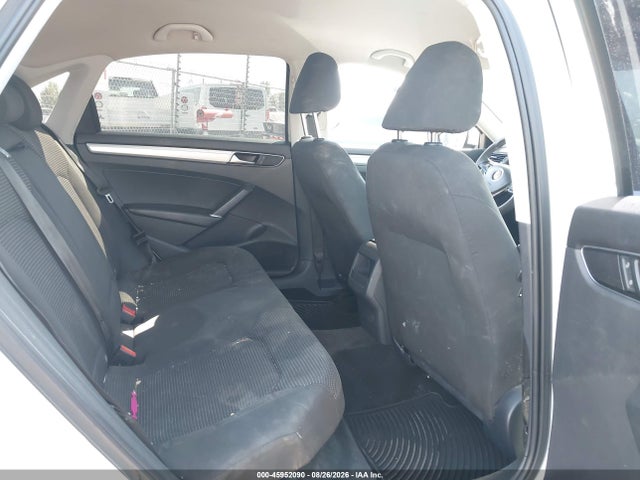 1VWAT7A37GC016957 Volkswagen Passat 1.8t S