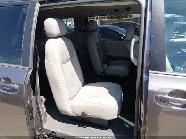 2015 Toyota Sienna Le 8 Passenger მანქანა იყიდება აუქციონზე, vin: 5TDKK3DC7FS604434, აუქციონის ნომერი: 45952166