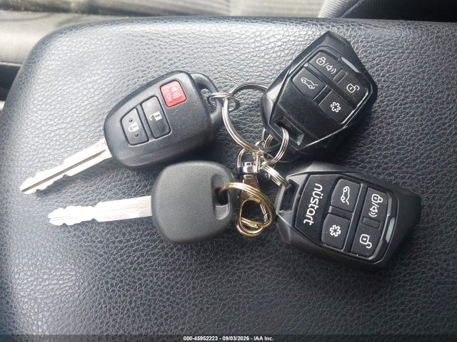 JTMBFREV3JJ202987 Toyota RAV4 LE