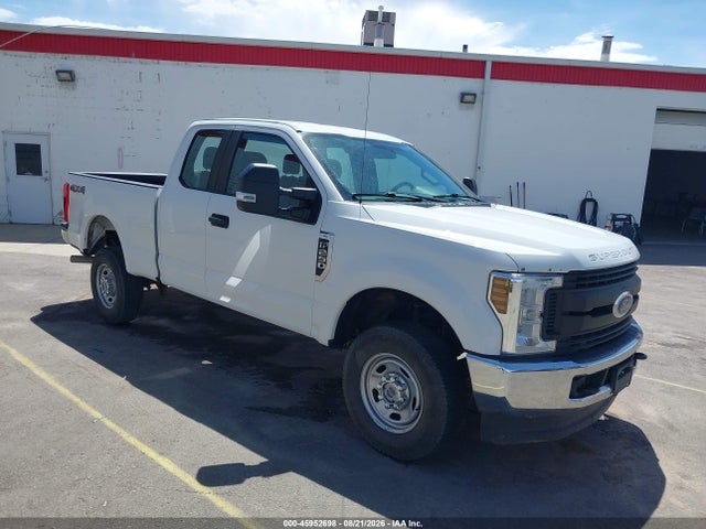 45952698 :رقم المزاد ، 1FT7X2B6XJEC22184 vin ، 2018 Ford F-250 Xl مزاد بيع